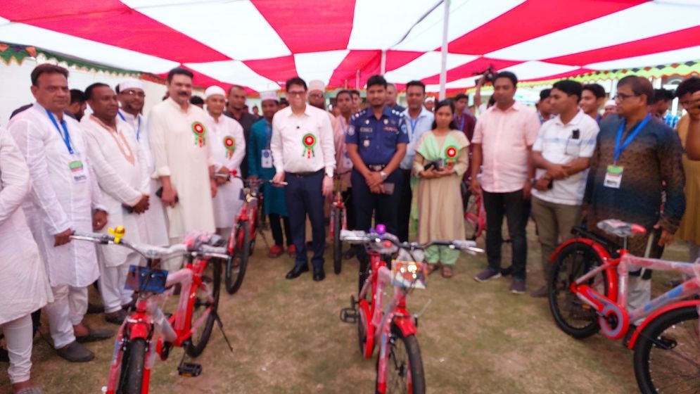 টানা ৪০ দিন জামাতে নামাজ আদায়, ২৯৪ শিশু পেল বাইসাইকেল