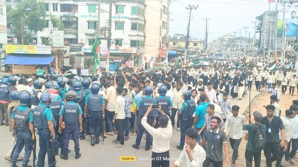 সিলেটে ছয় দফা দাবিতে পলিটেকনিক শিক্ষার্থীদের সড়ক অবরোধ