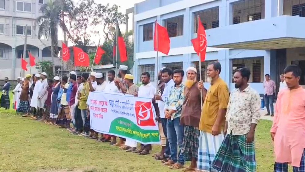কলাপাড়ায় কৃষকদের অবস্থান ধর্মঘট, স্মারকলিপি পেশ