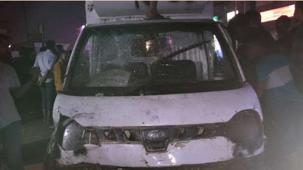 সাভারে সড়ক থেকে গর্তে লেগুনা, প্রাণ গেল ২ জনের