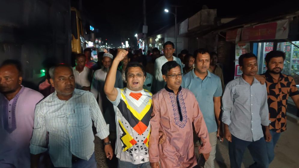 হাতীবান্ধায় সীমান্তে হত্যার প্রতিবাদে বিক্ষোভ মিছিল
