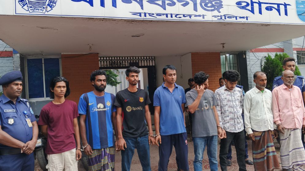 মোটিফ নির্মাতার বাড়িতে আগুন, ছাত্রলীগ-আ.লীগ নেতাসহ গ্রেপ্তার ৮