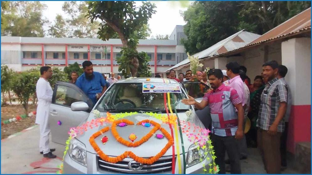 অশ্রুসিক্ত নয়নে শিক্ষকের ‘রাজকীয় বিদায়’