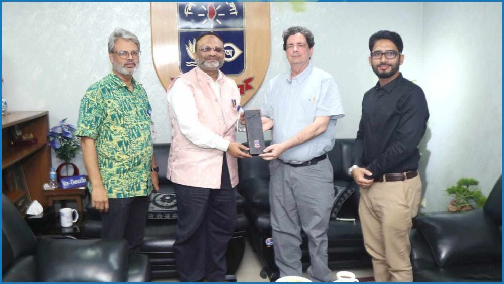 ঢাবি উপাচার্যের সঙ্গে যুক্তরাষ্ট্রের অধ্যাপকের সাক্ষাৎ