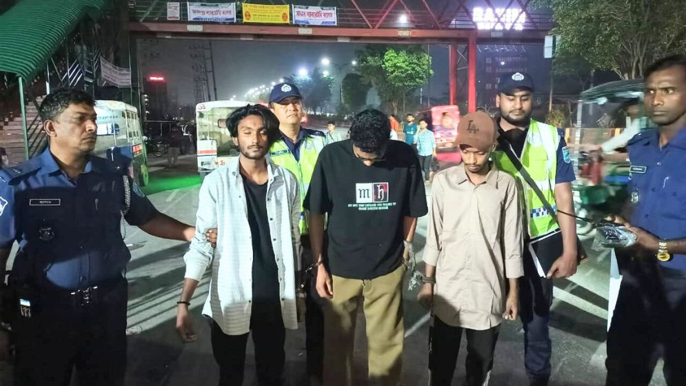 সাভারে চলন্ত বাসে তল্লাশি, ৩ ছিনতাইকারী আটক