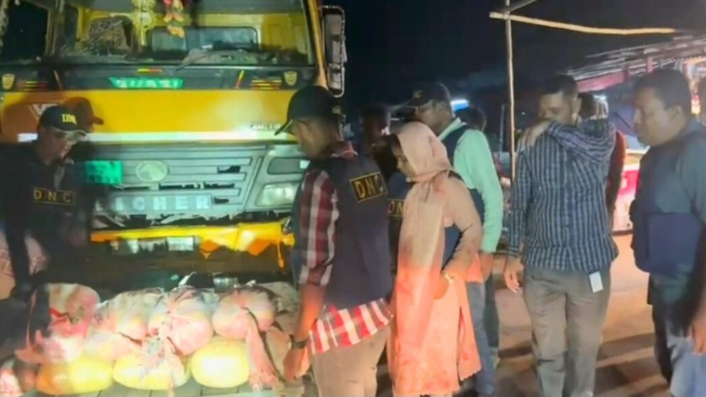 নাটোরে ৫২ কেজি গাঁজাসহ আটক ৩
