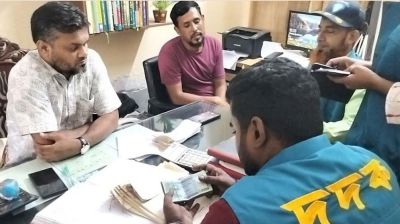 নৈশপ্রহরীর পকেট থেকে ৪০ হাজার টাকা উদ্ধার করল দুদক