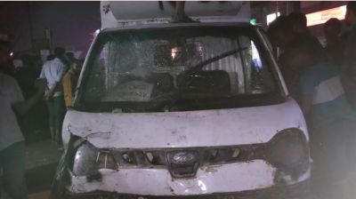 সাভারে সড়ক থেকে গর্তে লেগুনা, প্রাণ গেল ২ জনের