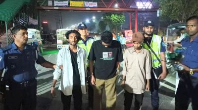 সাভারে চলন্ত বাসে তল্লাশি, ৩ ছিনতাইকারী আটক