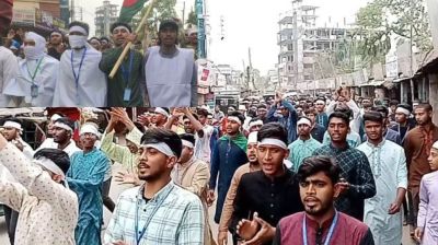 কাফনের কাপড় পরে কুড়িগ্রামে শিক্ষার্থীদের বিক্ষোভ