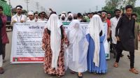 নরসিংদীতে কাফনের কাপড় পরে শিক্ষার্থীদের বিক্ষোভ মিছিল