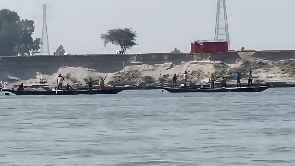 মানিকগঞ্জে নৌপথে প্রকাশ্যে ছিনতাই-চাঁদাবাজি, আতঙ্কে নৌযানশ্রমিকরা