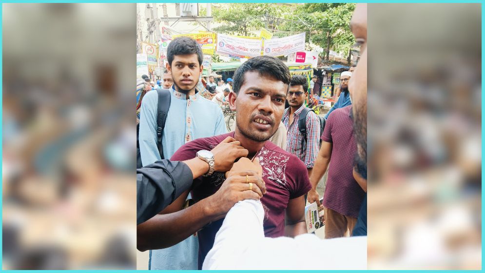 রাবি ভর্তি পরীক্ষা : হেল্প ডেস্ক থেকে মোবাইল চোর ধরল জবি শিবির