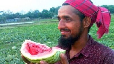 সুন্দরবন উপকূলে লবণাক্ত জমিতে তরমুজ চাষে কৃষকের মুখে হাসি