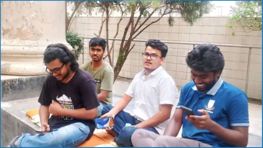 কাঁথা-বালিশ নিয়ে জবি শিক্ষার্থীর অবস্থান কর্মসূচি