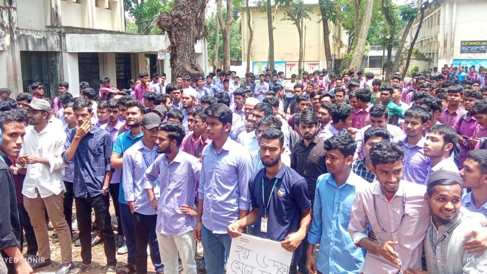 ৬ দফা দাবিতে ফেনীতে কারিগরি শিক্ষার্থীদের বিক্ষোভ