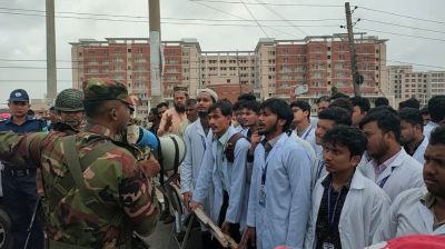 সেনাবাহিনীর হস্তক্ষেপে মেডিকেল শিক্ষার্থীদের সড়ক অবরোধ পণ্ড