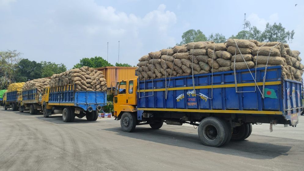 নেপালে গেল আরও ৩৭৮ মেট্রিক টন আলু