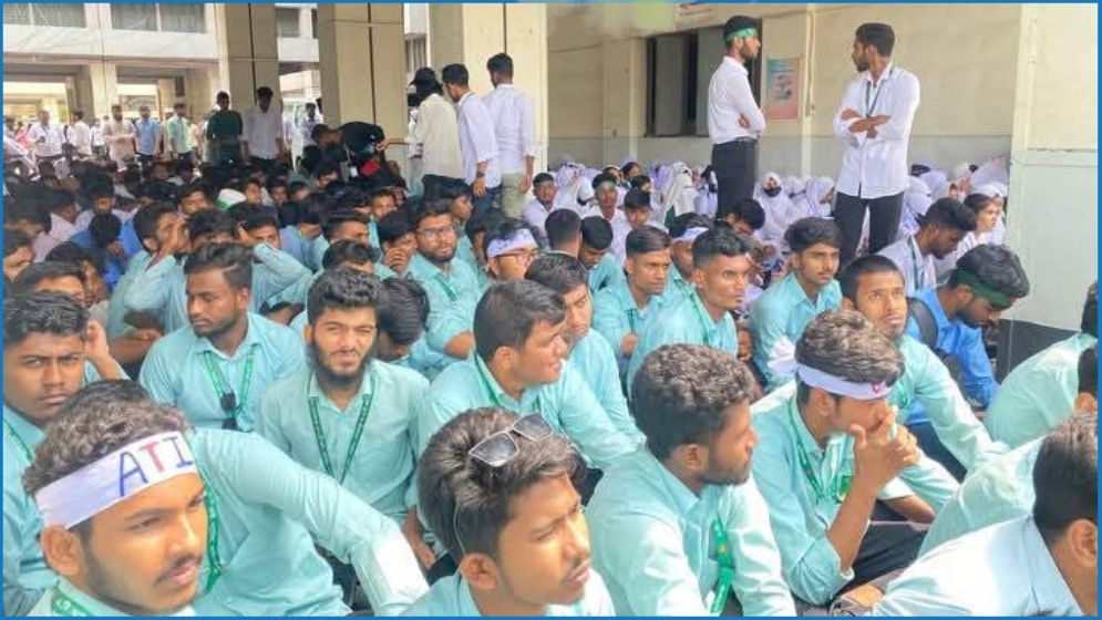 ৮ দাবিতে ‘খামার বাড়িতে’ কৃষি ডিপ্লোমা শিক্ষার্থীদের অবস্থান কর্মসূচি