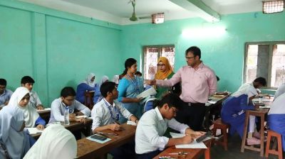 সাভারে এসএসসি পরীক্ষার হলে মোবাইল কেলেঙ্কারি, ৭ শিক্ষক বহিষ্কার