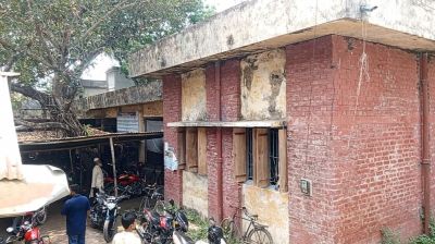 জরাজীর্ণ ভবনে সাব-রেজিস্ট্রার অফিস, ঝুঁকিতে জনসেবা