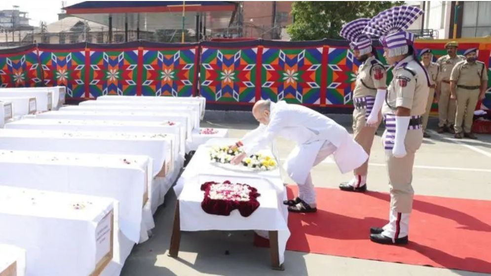 কাশ্মীরে নিহতদের প্রতি শ্রদ্ধা জানালেন অমিত শাহ