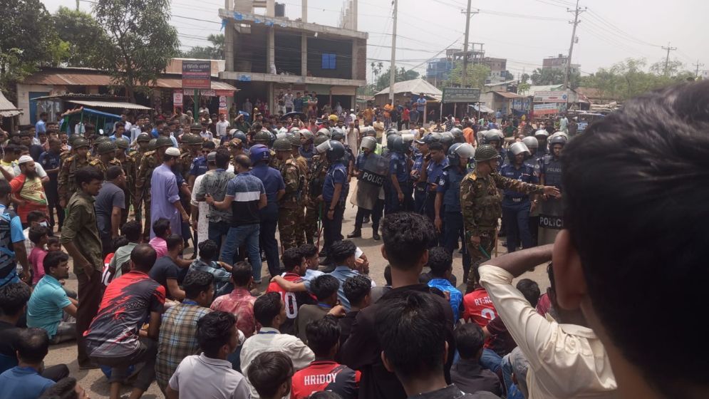 গাজীপুরে গার্মেন্টস শ্রমিকদের বিক্ষোভ, মহাসড়ক অবরোধ