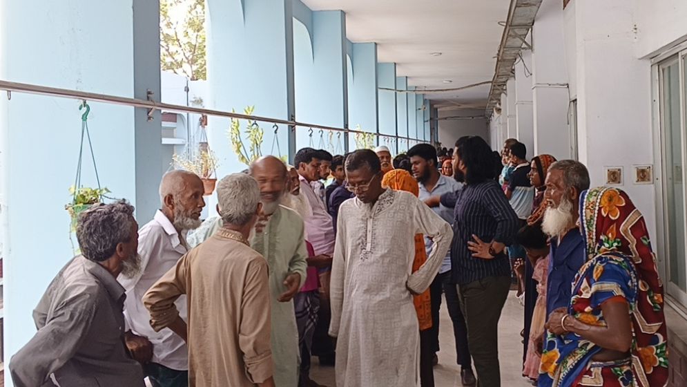 মানিকগঞ্জে রাস্তার দাবিতে ডিসি অফিসে গ্রামবাসী