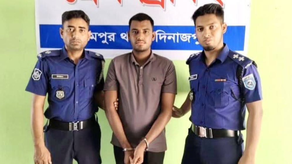 দিনাজপুরে সেনাবাহিনীর ভুয়া পরিচয়ে ছিনতাই, যুবক আটক
