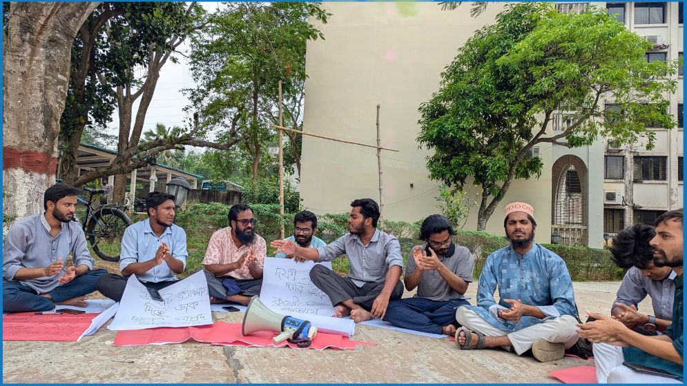 কুয়েট ভিসির অপসারণের দাবিতে কুবিতে প্রতীকী অনশন