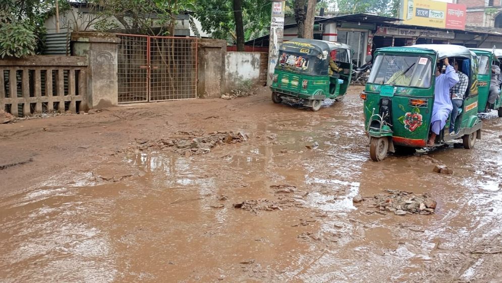 কুমিল্লায় সড়কে কাদা-পানিতে পথচারীদের দুর্ভোগ