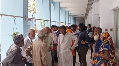 মানিকগঞ্জে রাস্তার দাবিতে ডিসি অফিসে গ্রামবাসী