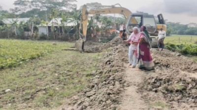 বাউফলে রাস্তা নির্মাণে শ্রমিকের বদলে ভেকু
