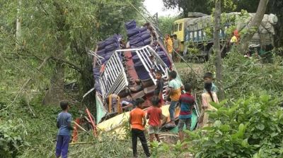 বাস নিয়ন্ত্রণ হারিয়ে খাদে, গাছের ডালে ঝুলছিল ছাদ