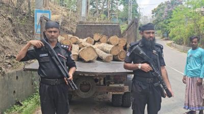 বান্দরবানে পাচারকালে কাঠ বোঝাই ট্রাকসহ চালক আটক