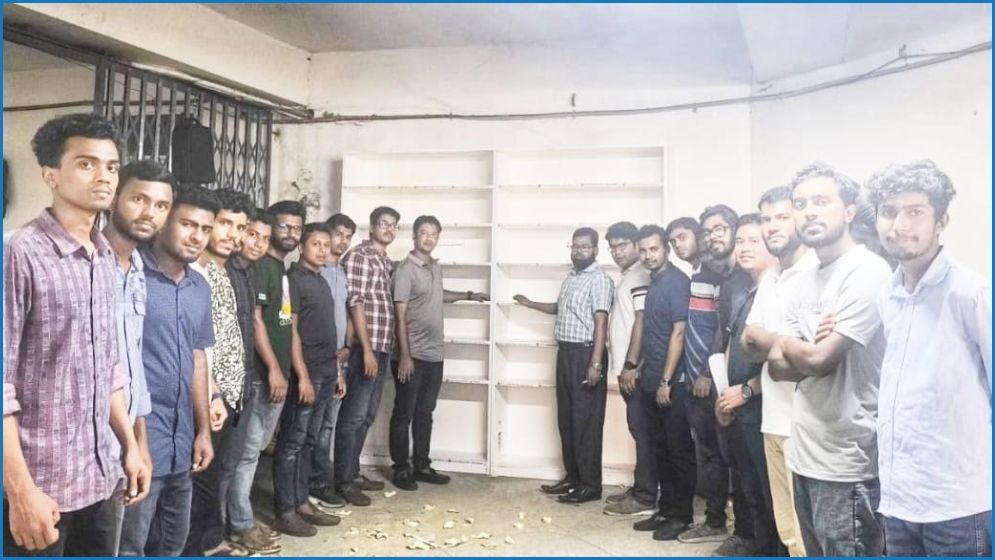 কেন্দ্রীয় লাইব্রেরিতে বুকশেলফ দিল জবি ছাত্রদল