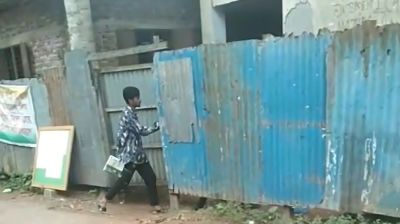 বাউফলে দাখিল পরীক্ষার কেন্দ্রে নকল সরবরাহের অভিযোগ