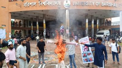 ববিতে রেজিস্ট্রারের অপসারণ দাবিতে কক্ষ তালাবদ্ধ, কুশপুত্তলিকা দাহ