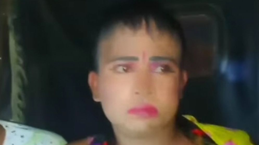 হিজড়া সেজে টাকা আদায়ের অভিযোগ, যুবক আটক