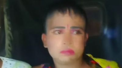 হিজড়া সেজে টাকা আদায়ের অভিযোগ, যুবক আটক