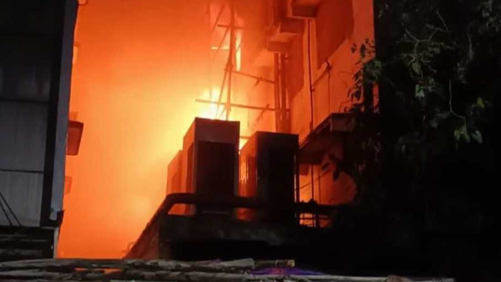 কলকাতায় আবাসিক হোটেলে ভয়াবহ আগুন, নিহত ১৪