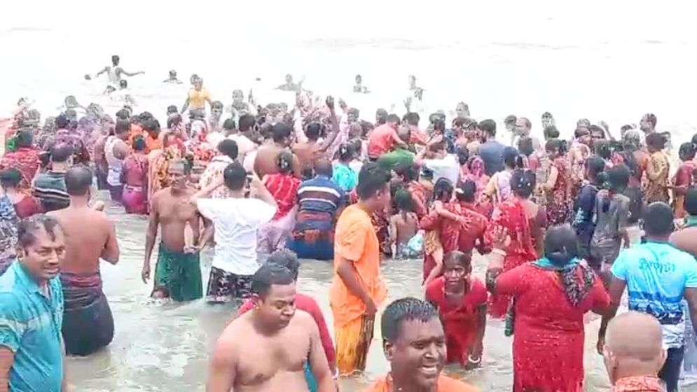 কুয়াকাটায় অক্ষয় তৃতীয়ায় গঙ্গাস্নান