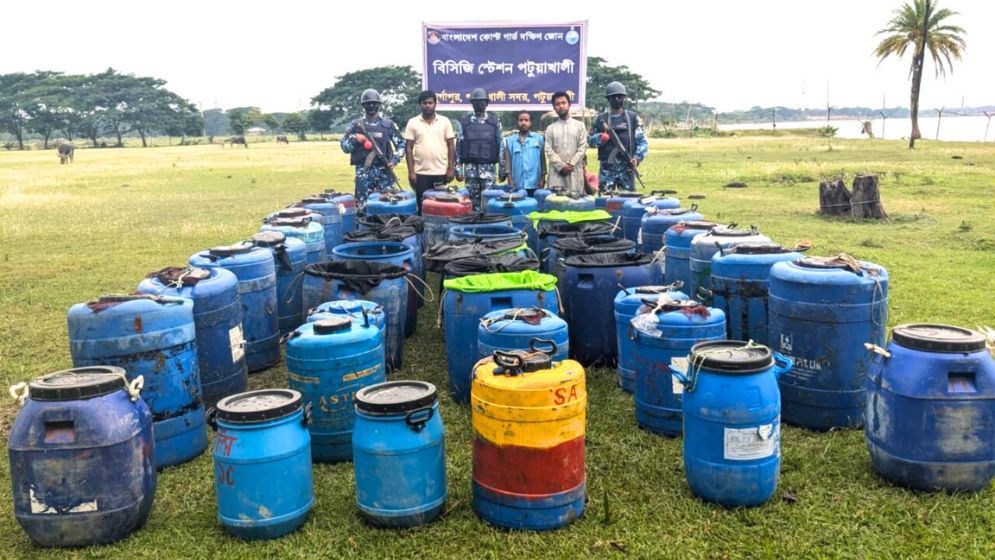 পটুয়াখালীতে সাড়ে ৩ কোটি টাকার চিংড়ি রেণু জব্দ