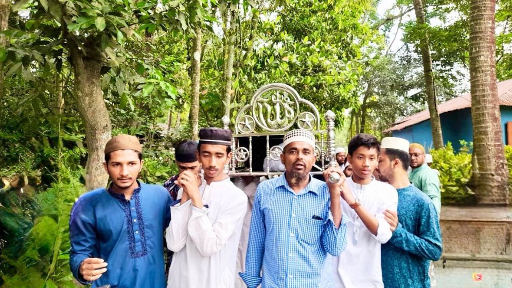 বাবার দাফন শেষে পরীক্ষার হলে ছেলে