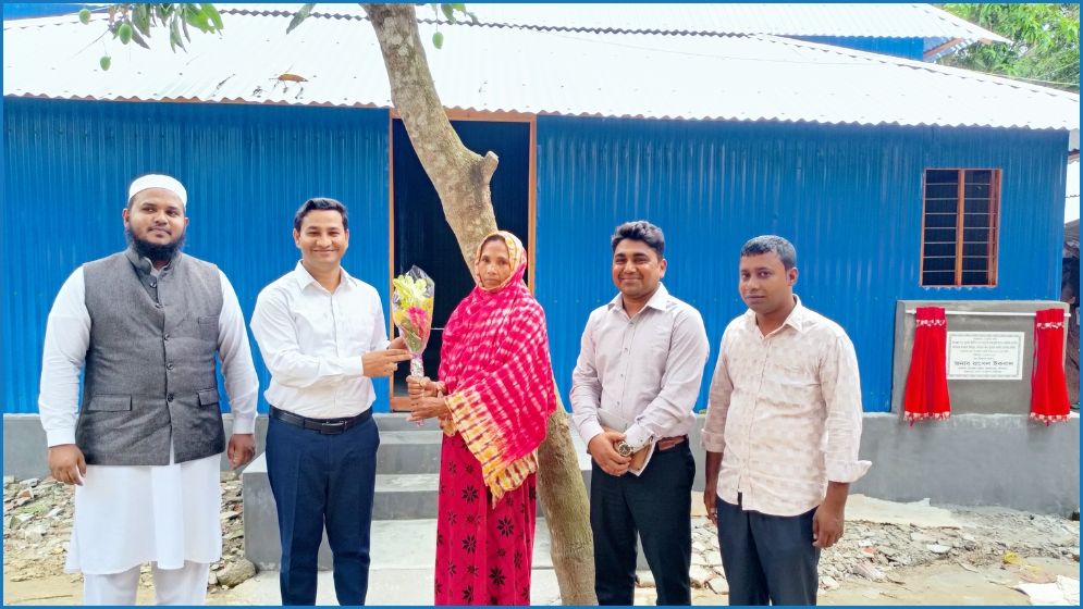 অগ্নিকাণ্ডে ঘরহারা বিধবা শাহিনুর পেলেন ‘জোনাকি’ নামে নতুন ঘর