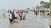 ছুটির আনন্দে কুয়াকাটায় জনস্রোত