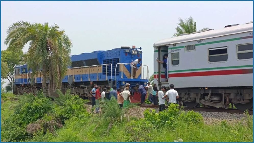 নাটোরে ট্রেনের স্প্রিং ভেঙে বগি বিকল, আহত ২