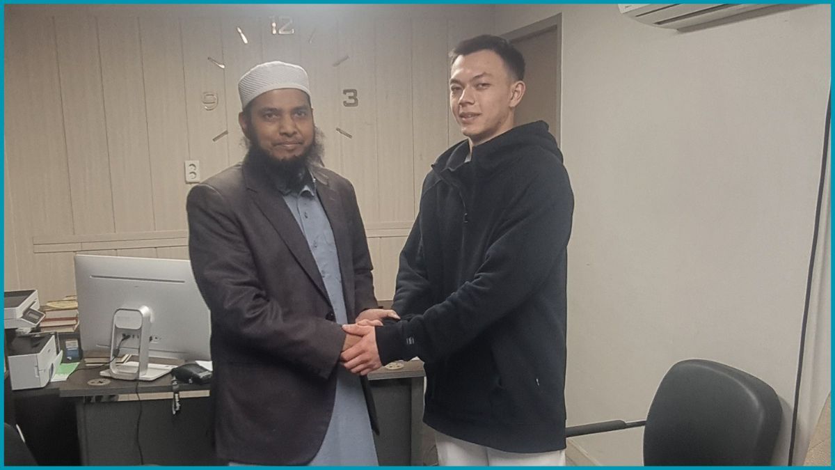 সিউলে বাংলাদেশি আলেমের কাছে রুশ যুবকের ইসলাম গ্রহণ