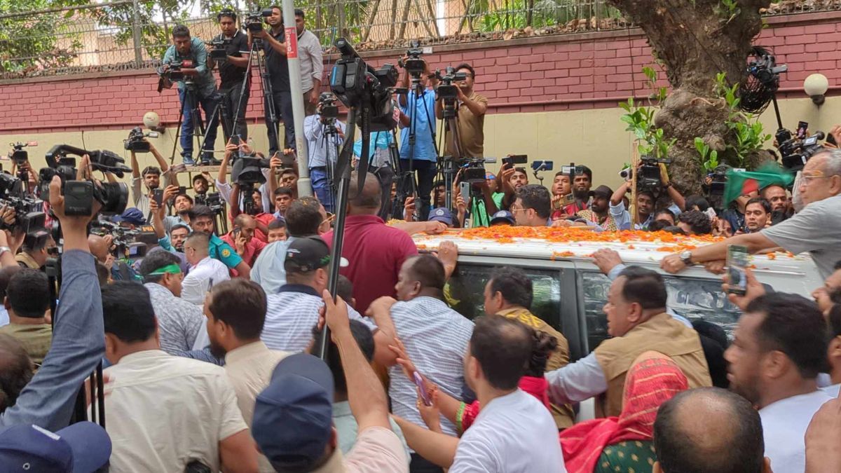 নিজ বাস ভবন ফিরোজায় খালেদা জিয়া