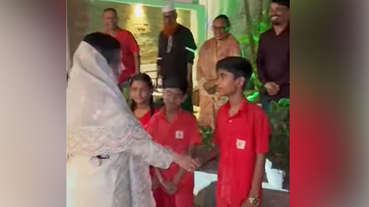 মায়ের সাথে দেখা করে ‘মাহবুব ভবনে’ জুবাইদা